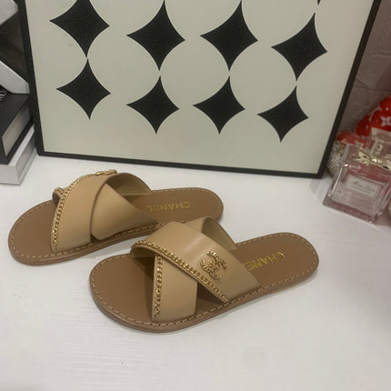 CHANEL 26S SANDALS IN BEIGE CALFSKIN WITH DOUBLE C CHAIN DETAIL