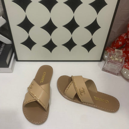 CHANEL 26S SANDALS IN BEIGE CALFSKIN WITH DOUBLE C CHAIN DETAIL