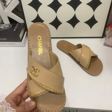 CHANEL 26S SANDALS IN BEIGE CALFSKIN WITH DOUBLE C CHAIN DETAIL