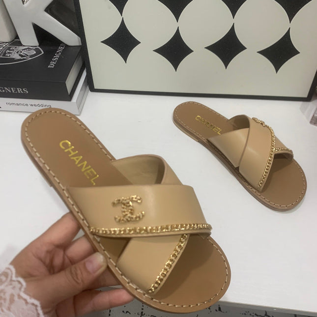 CHANEL 26S SANDALS IN BEIGE CALFSKIN WITH DOUBLE C CHAIN DETAIL