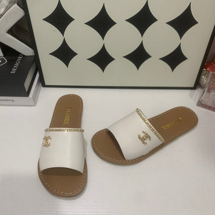 CHANEL 26S SANDALS IN WHITE CALFSKIN GOLD-TONE CHAIN DETAIL
