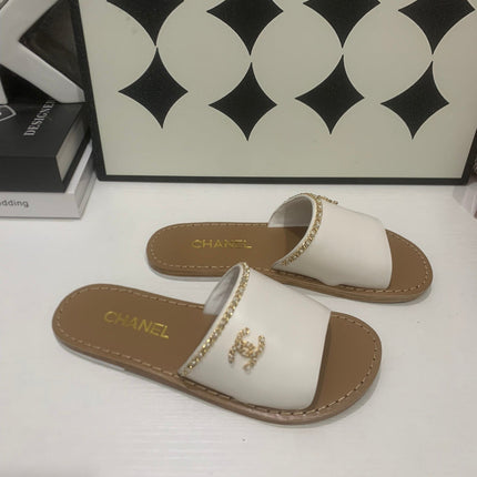 CHANEL 26S SANDALS IN WHITE CALFSKIN GOLD-TONE CHAIN DETAIL