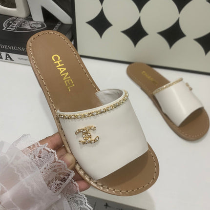 CHANEL 26S SANDALS IN WHITE CALFSKIN GOLD-TONE CHAIN DETAIL