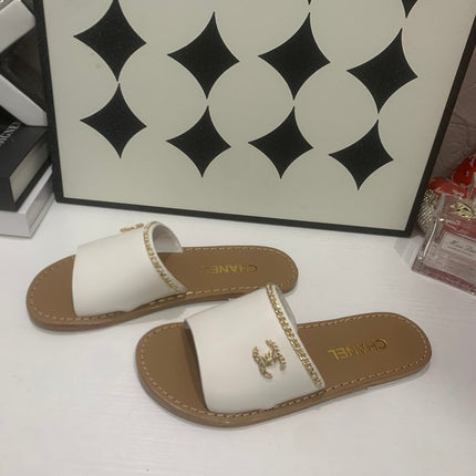 CHANEL 26S SANDALS IN WHITE CALFSKIN GOLD-TONE CHAIN DETAIL