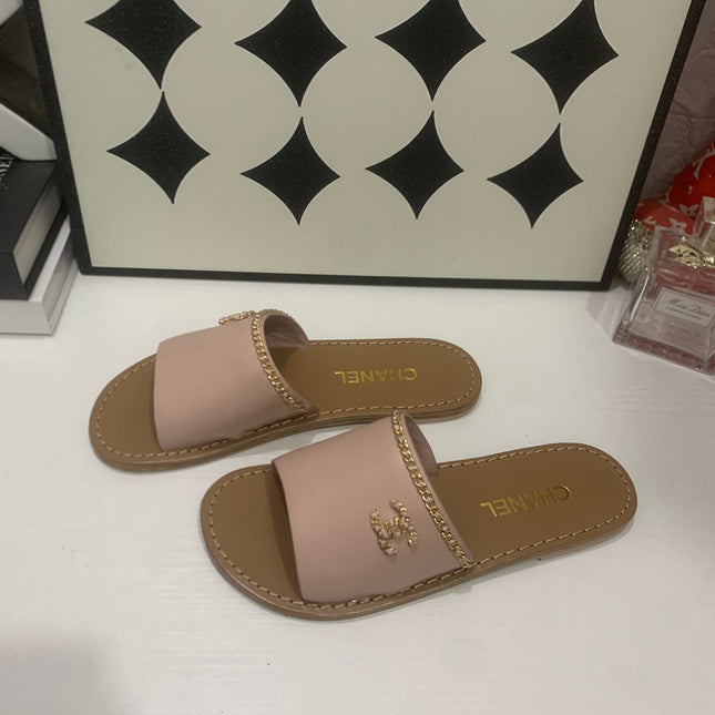 CHANEL 26S SANDALS IN TAUPE PINK CALFSKIN GOLD-TONE CHAIN DETAIL