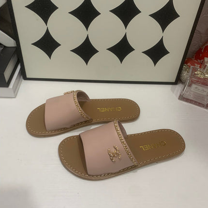 CHANEL 26S SANDALS IN TAUPE PINK CALFSKIN GOLD-TONE CHAIN DETAIL