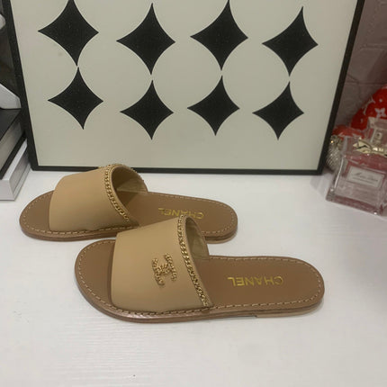 CHANEL 26S SANDALS IN BEIGE CALFSKIN GOLD-TONE CHAIN DETAIL
