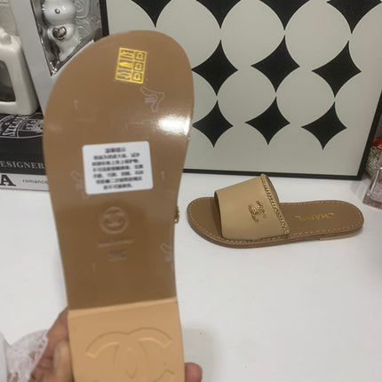 CHANEL 26S SANDALS IN BEIGE CALFSKIN GOLD-TONE CHAIN DETAIL