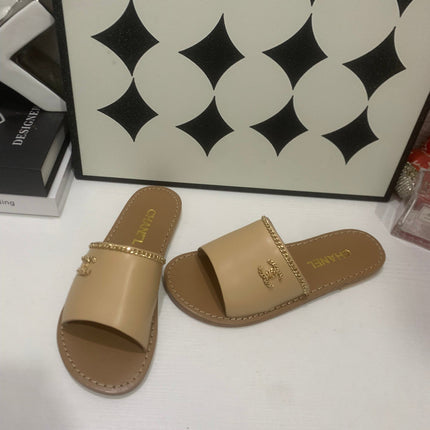 CHANEL 26S SANDALS IN BEIGE CALFSKIN GOLD-TONE CHAIN DETAIL