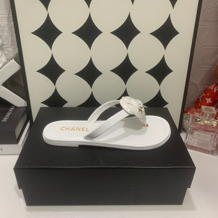 CHANEL 26S THONG SANDALS IN WHITE LAMBSKIN WITH FLORAL