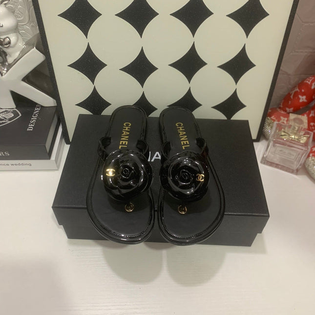 CHANEL 26S THONG SANDALS IN BLACK LAMBSKIN WITH FLORAL