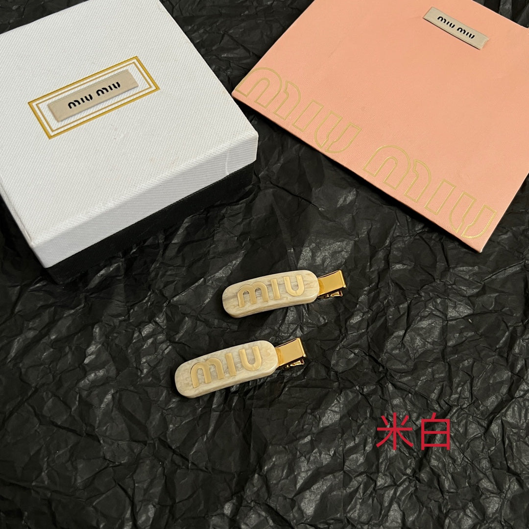 MIUMIU 26S LOGO HAIR CLIP IN IVORY MARBLE RESIN AND GOLD TONE METAL 625638