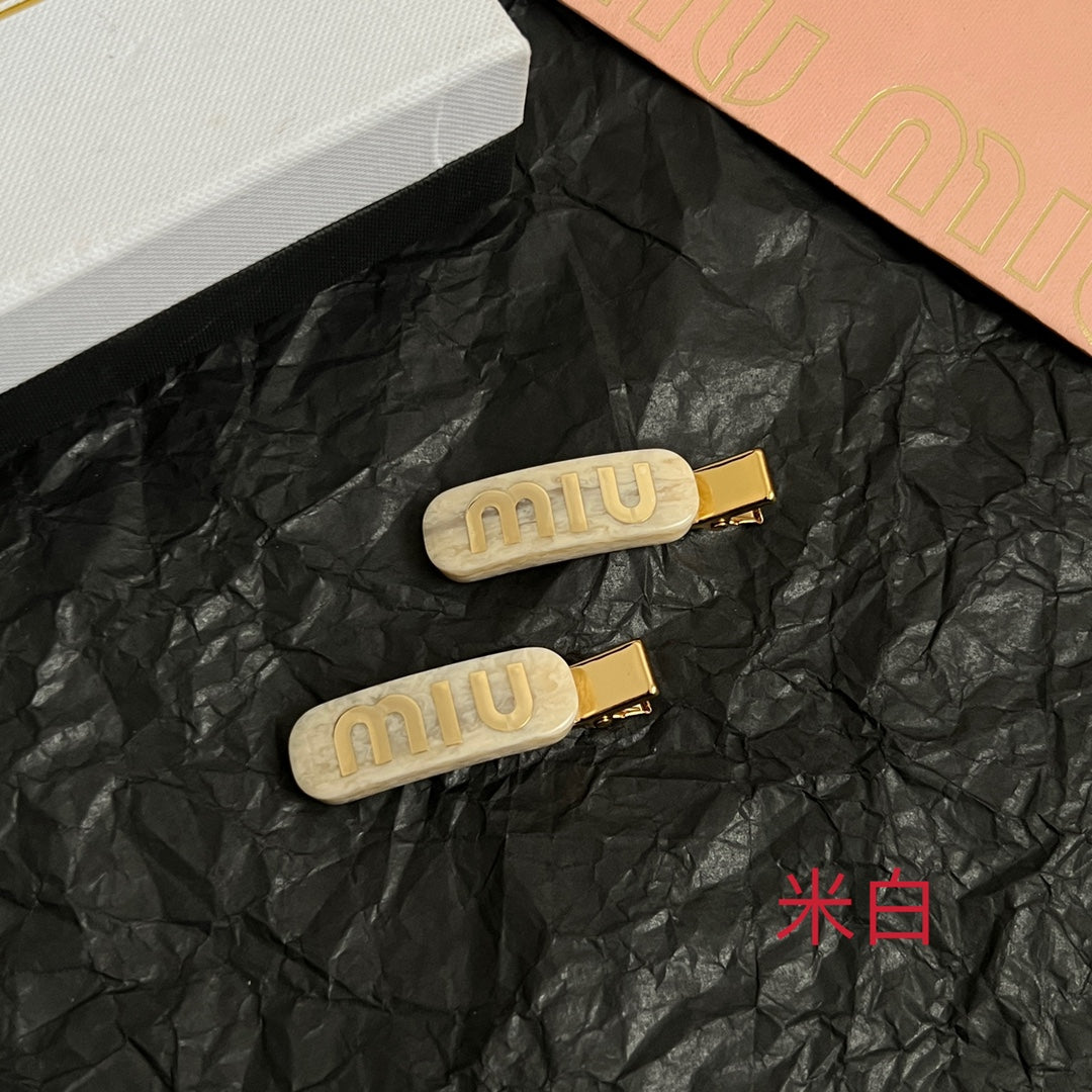 MIUMIU 26S LOGO HAIR CLIP IN IVORY MARBLE RESIN AND GOLD TONE METAL 625638