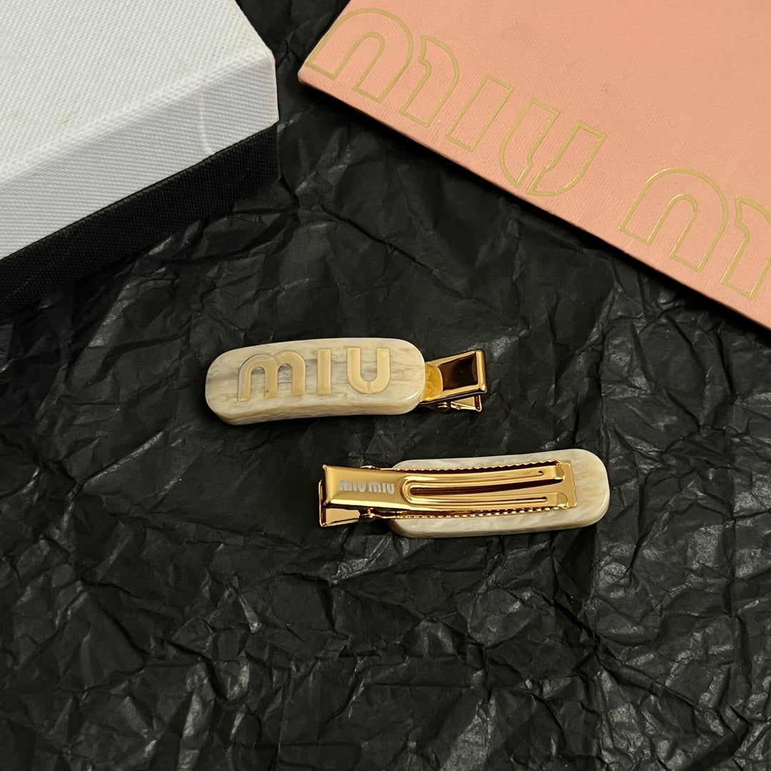 MIUMIU 26S LOGO HAIR CLIP IN IVORY MARBLE RESIN AND GOLD TONE METAL 625638