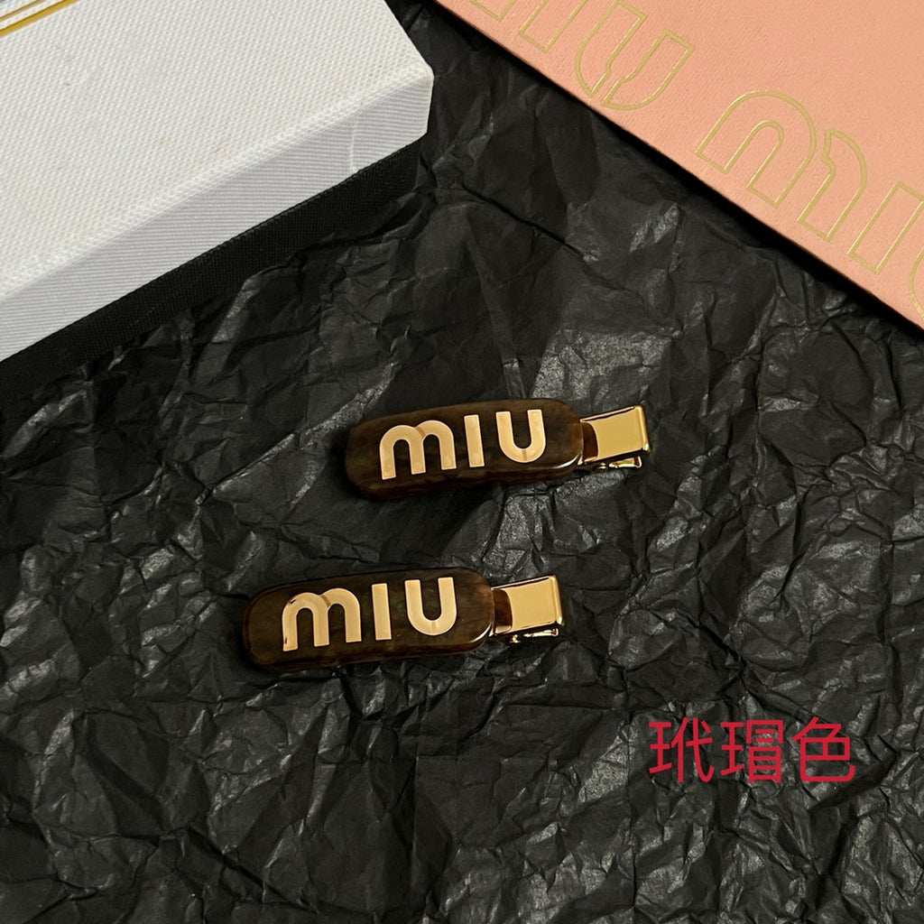 MIUMIU 26S LOGO HAIR CLIP IN TORTOISESHELL RESIN AND GOLD TONE METAL 625639