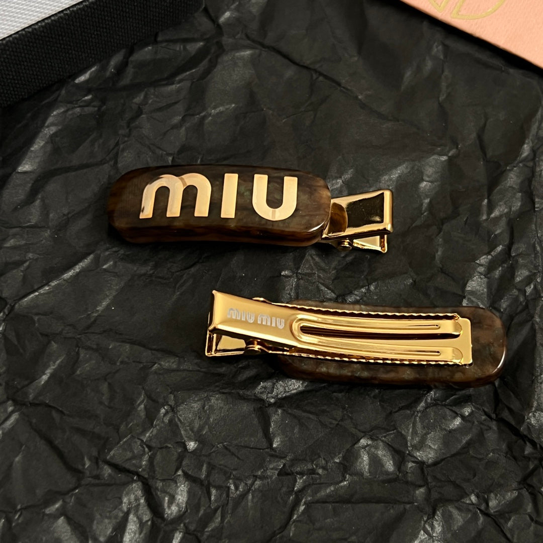 MIUMIU 26S LOGO HAIR CLIP IN TORTOISESHELL RESIN AND GOLD TONE METAL 625639