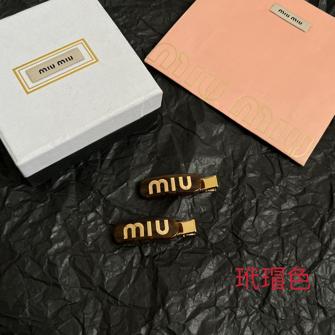 MIUMIU 26S LOGO HAIR CLIP IN TORTOISESHELL RESIN AND GOLD TONE METAL 625639