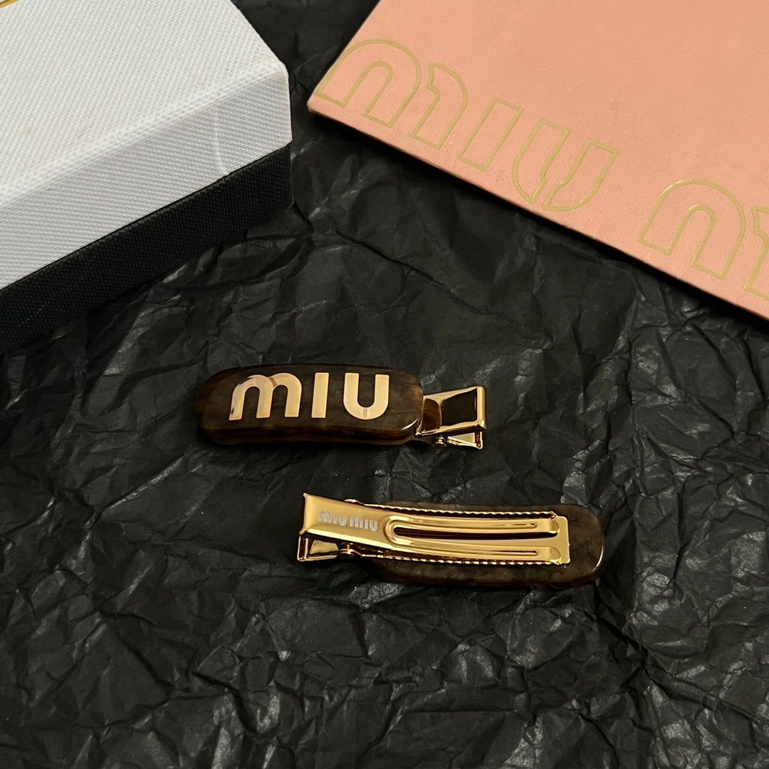 MIUMIU 26S LOGO HAIR CLIP IN TORTOISESHELL RESIN AND GOLD TONE METAL 625639