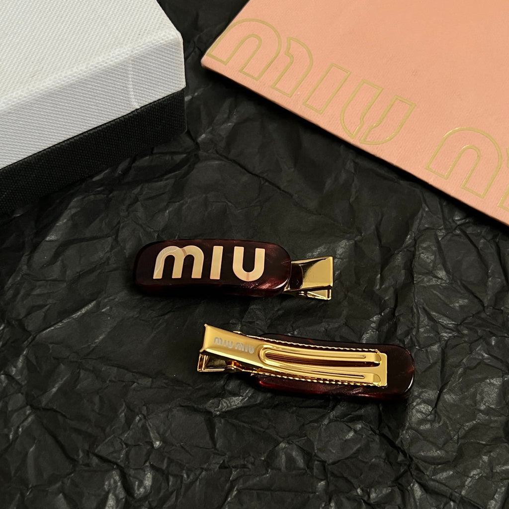 MIUMIU 26S LOGO HAIR CLIP IN BURGUNDY RESIN AND GOLD TONE METAL 625640