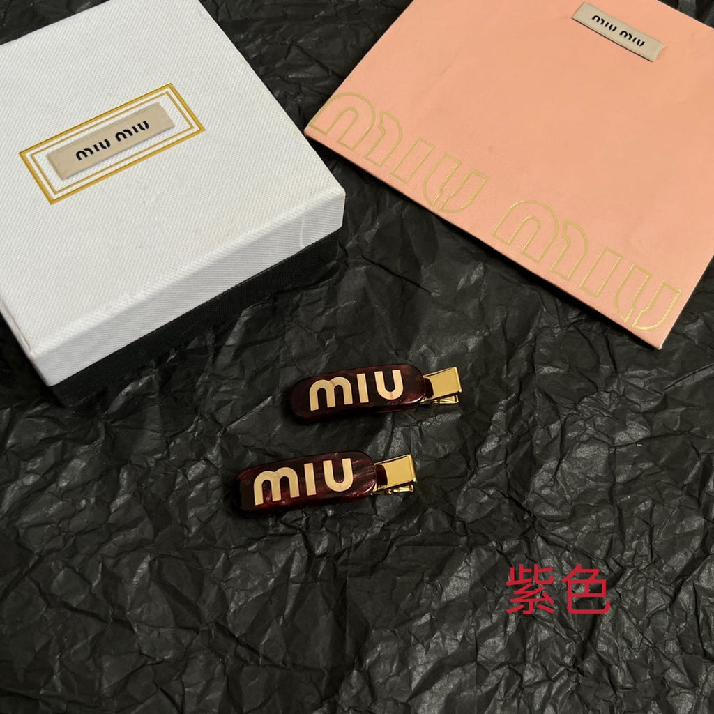 MIUMIU 26S LOGO HAIR CLIP IN BURGUNDY RESIN AND GOLD TONE METAL 625640