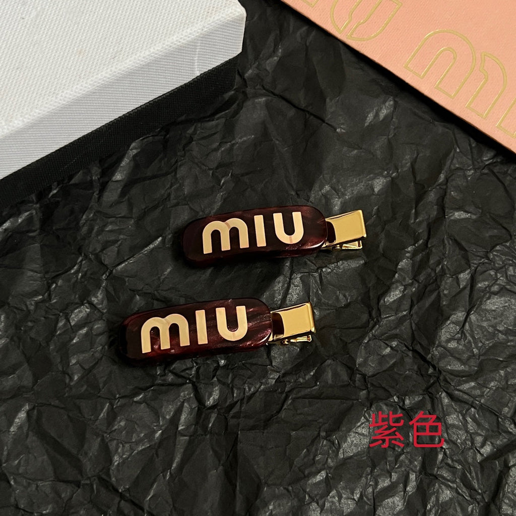 MIUMIU 26S LOGO HAIR CLIP IN BURGUNDY RESIN AND GOLD TONE METAL 625640