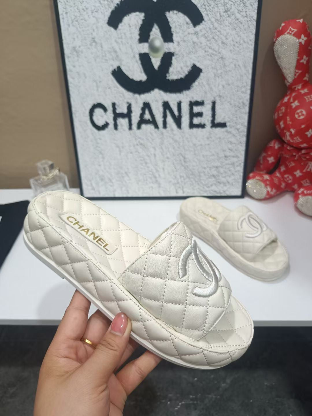 CHANEL 26S QUILTED SLIDE SANDALS IN WHITE CALFSKIN