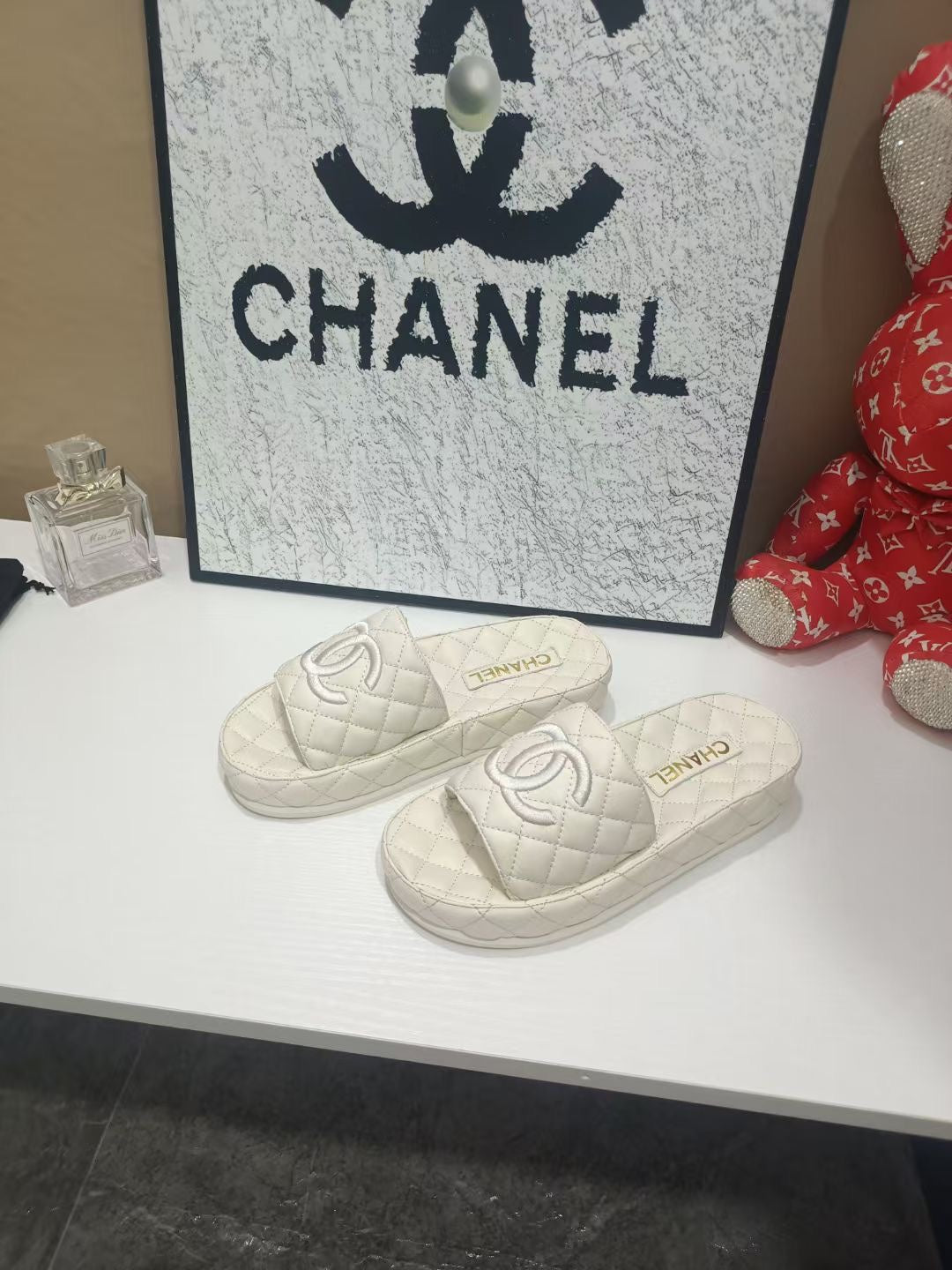 CHANEL 26S QUILTED SLIDE SANDALS IN WHITE CALFSKIN