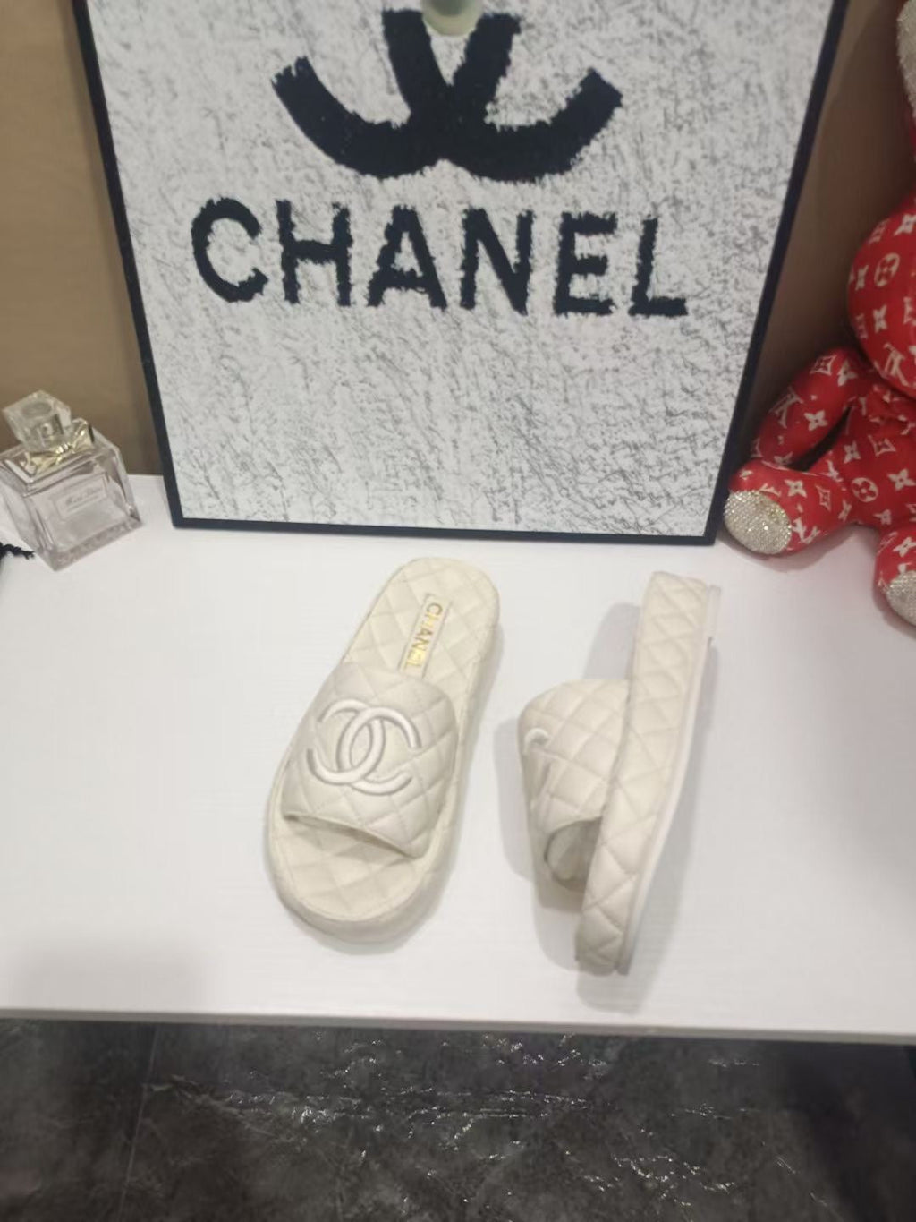 CHANEL 26S QUILTED SLIDE SANDALS IN WHITE CALFSKIN