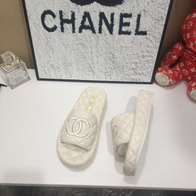 CHANEL 26S QUILTED SLIDE SANDALS IN WHITE CALFSKIN