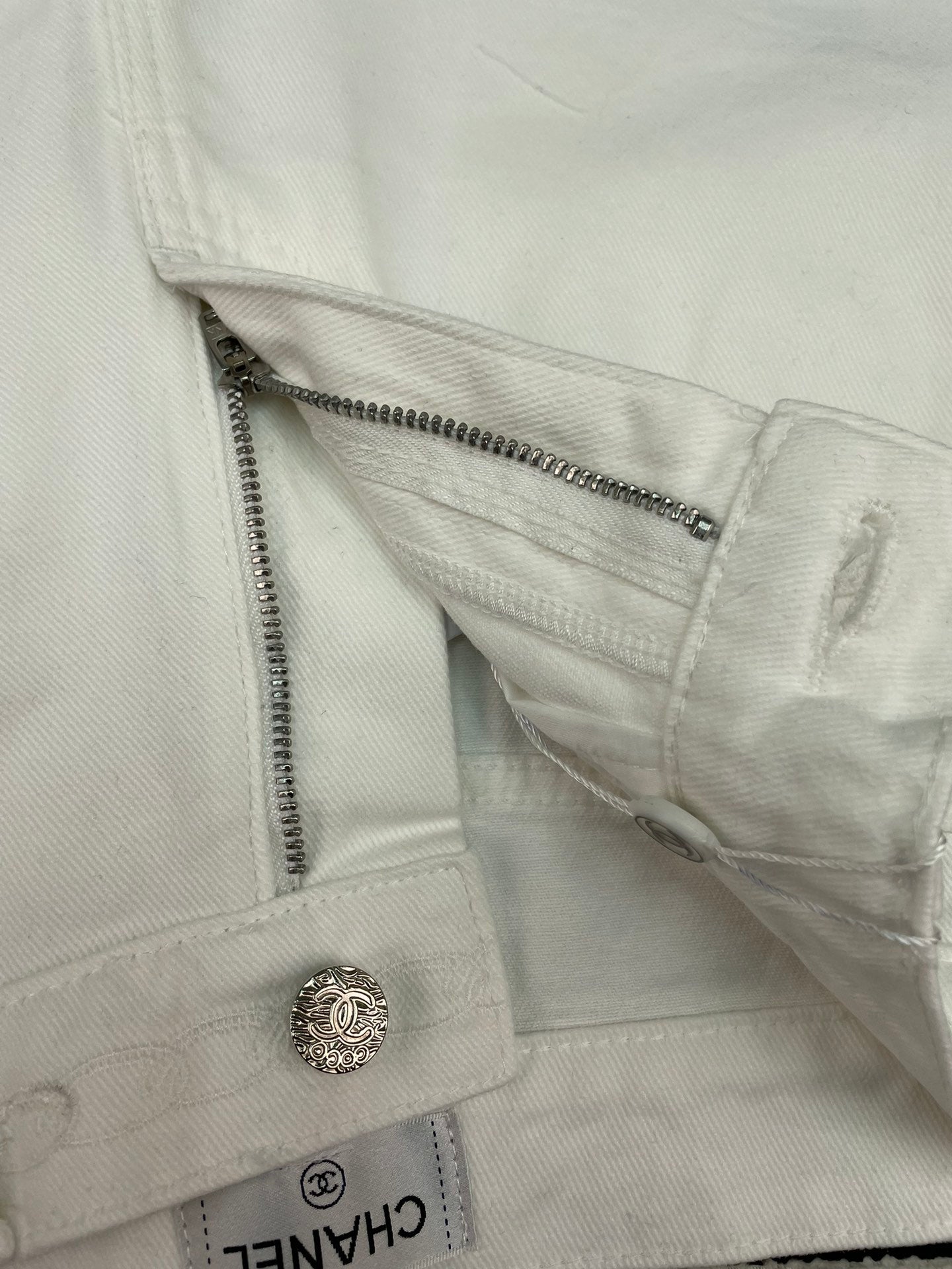 CHANEL 26S DENIM SHORTS 894