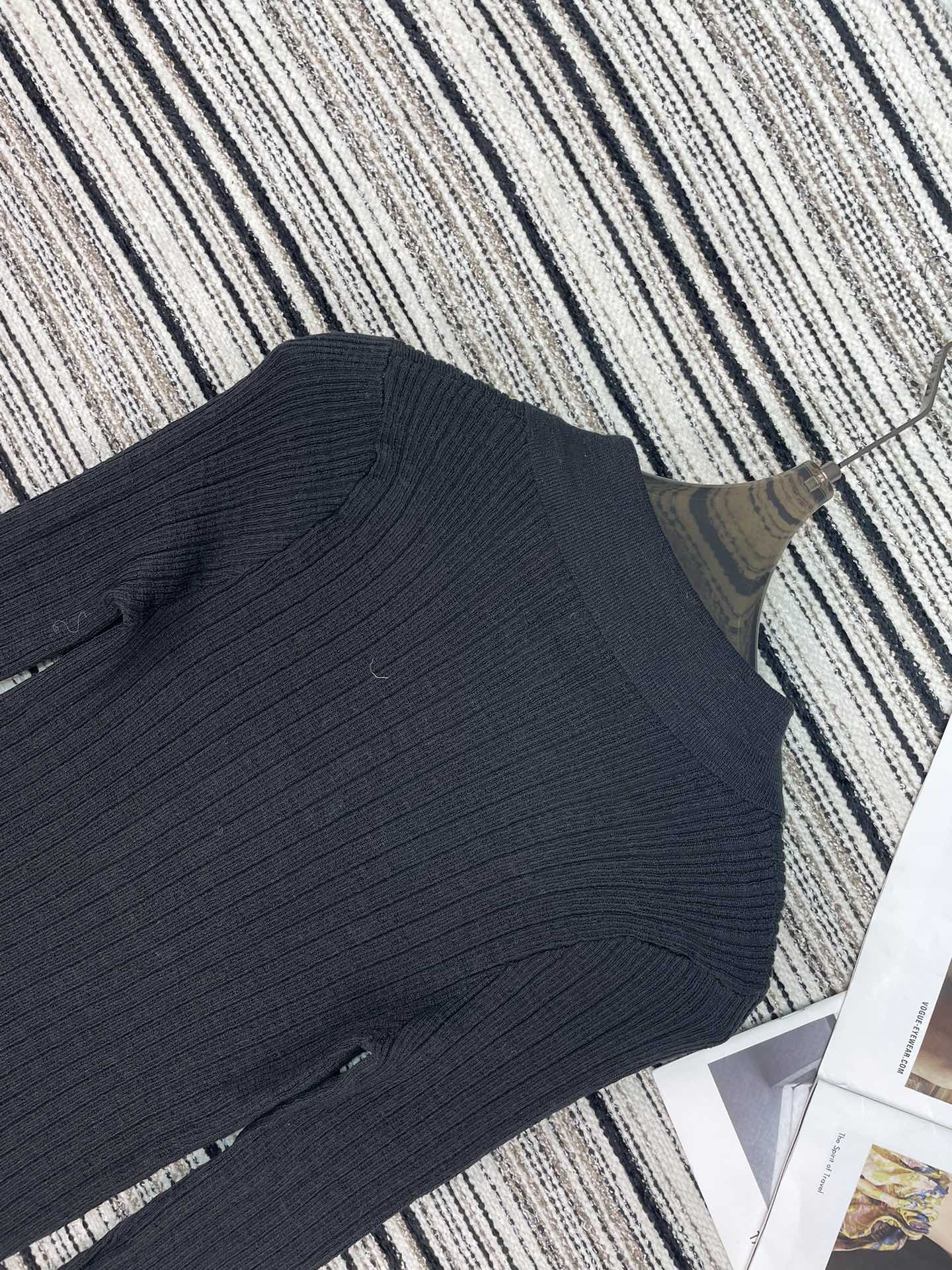 CHANEL 26S COLLARED SWEATER 899