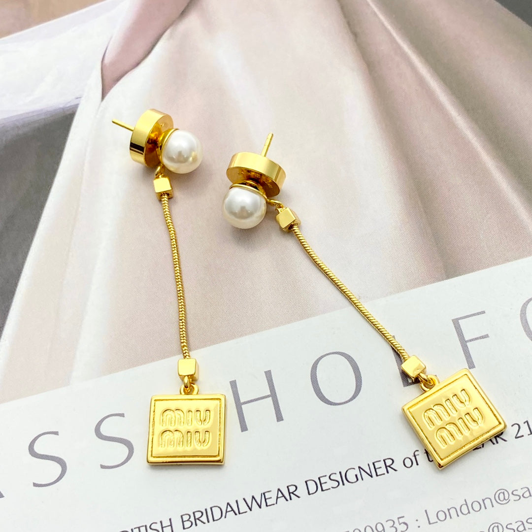 MIUMIU 26S PEARL BAR DROP LOGO EARRINGS IN GOLD TONE METAL 629846