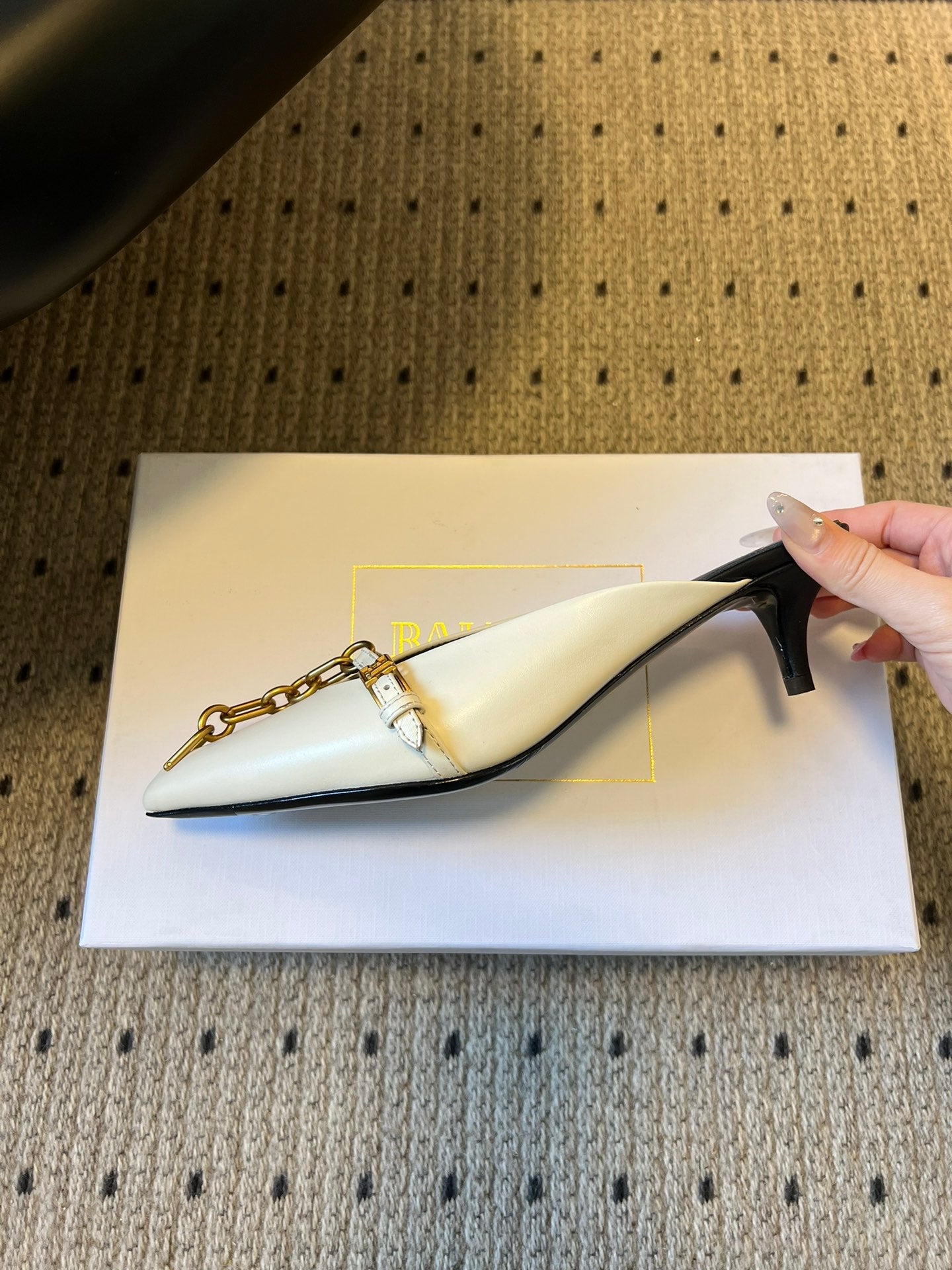 BALMAIN 26S GOLD CHAIN HIGH HEEL MULES 45 MM IN WHITE CALFSKIN