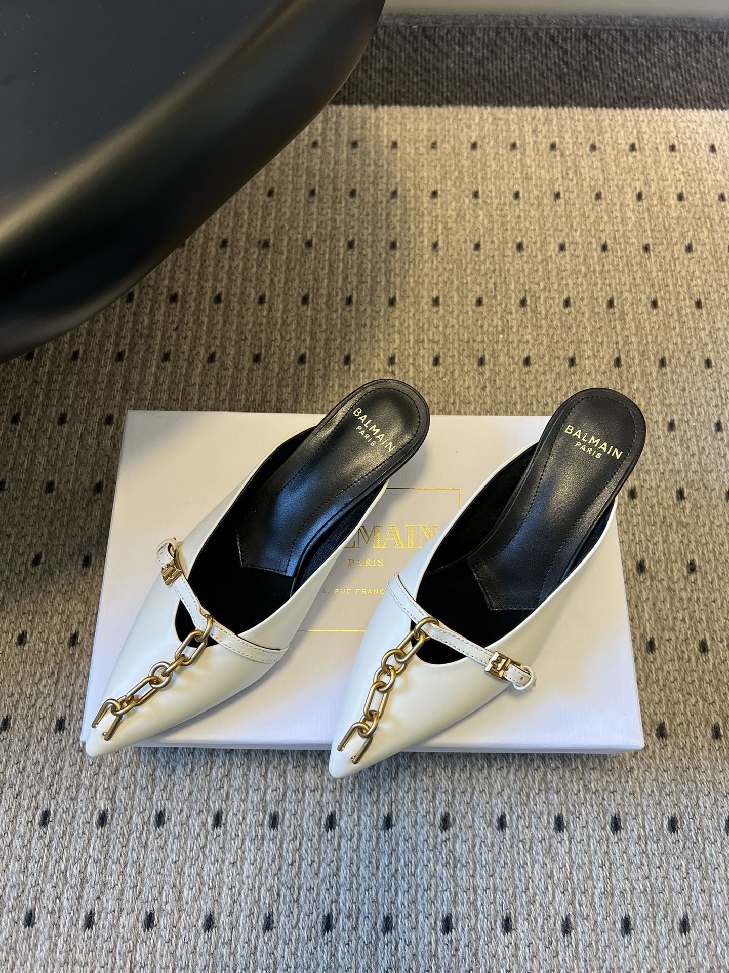BALMAIN 26S GOLD CHAIN HIGH HEEL MULES 45 MM IN WHITE CALFSKIN