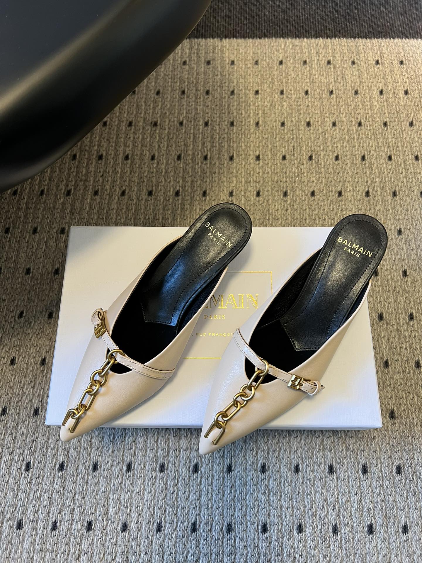 BALMAIN 26S GOLD CHAIN HIGH HEEL MULES 45 MM IN BEIGE CALFSKIN