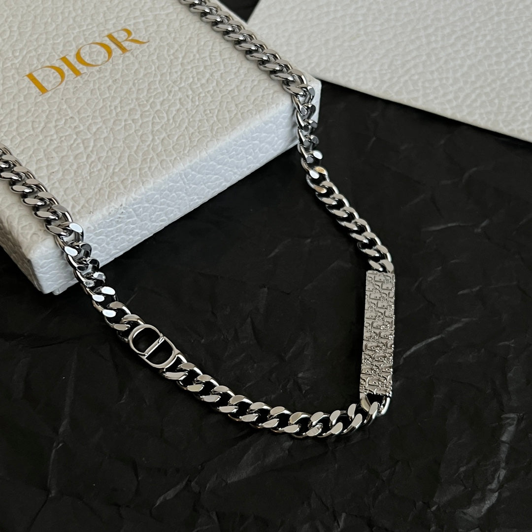 CD 26S CD LOGO PLAQUE CHAIN NECKLACE IN SILVER TONE METAL 630890