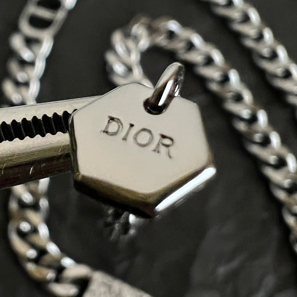 CD 26S CD LOGO PLAQUE CHAIN NECKLACE IN SILVER TONE METAL 630890