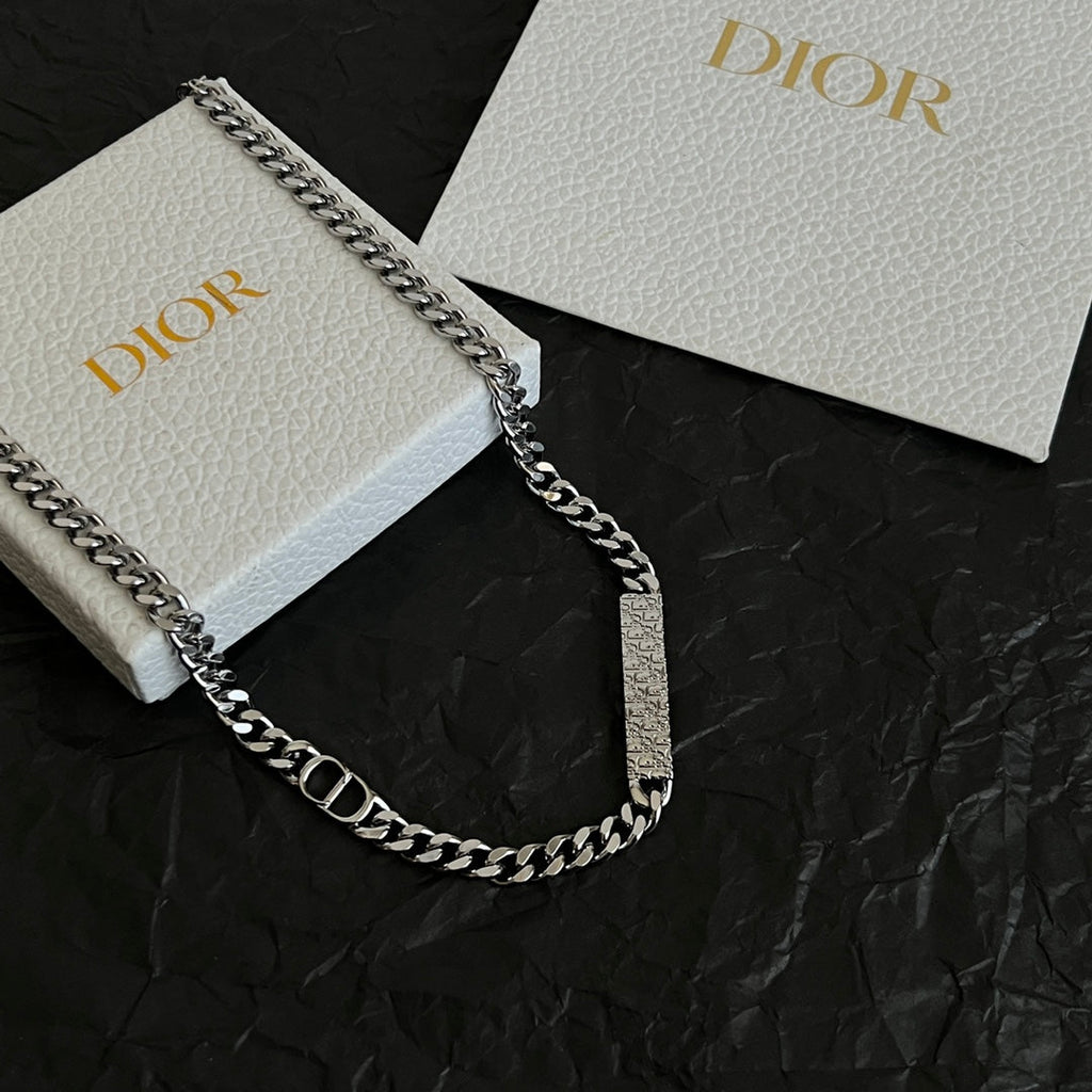 CD 26S CD LOGO PLAQUE CHAIN NECKLACE IN SILVER TONE METAL 630890