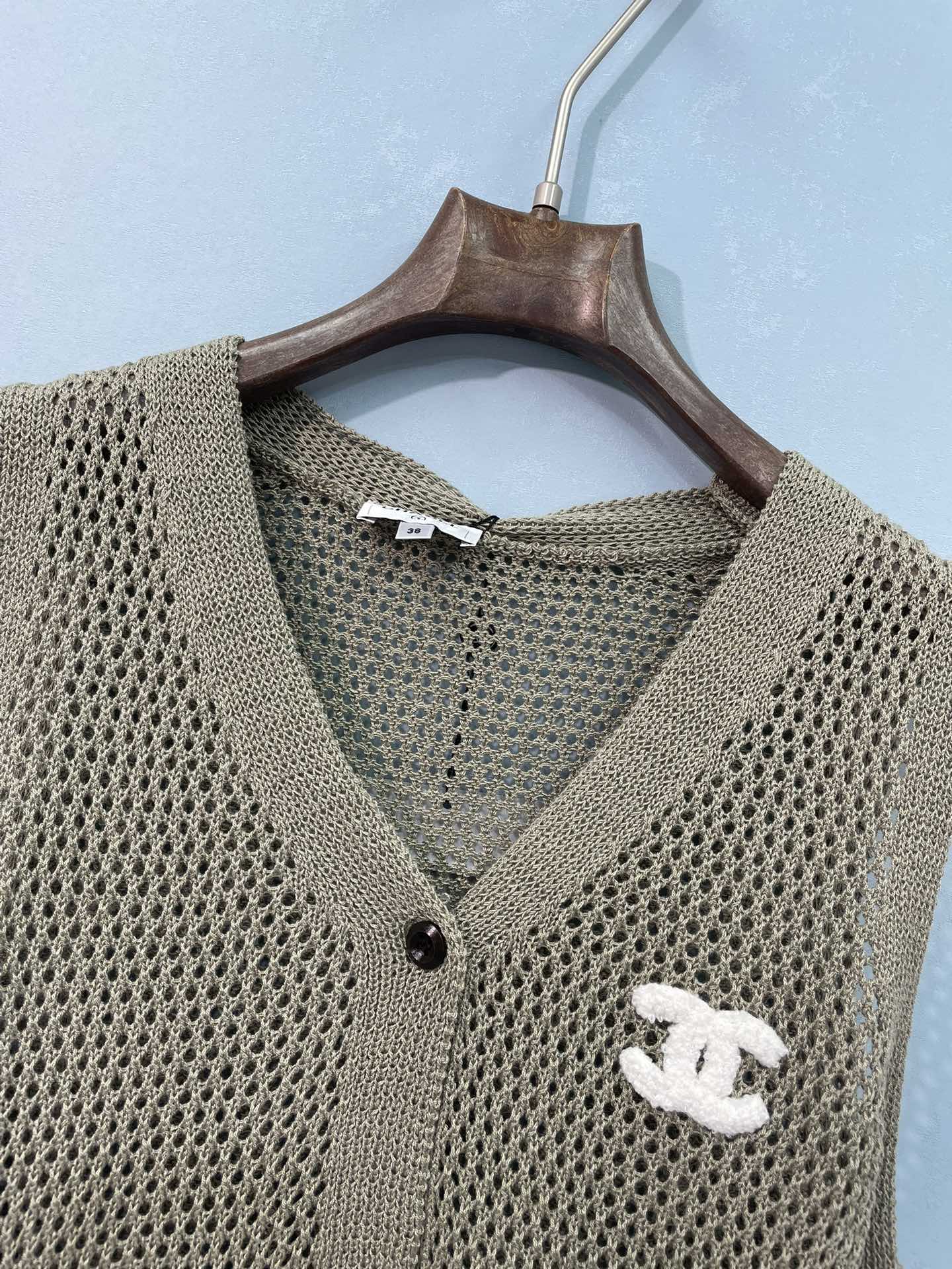 CHANEL 26S SLEEVELESS SWEATER STYLE 1054