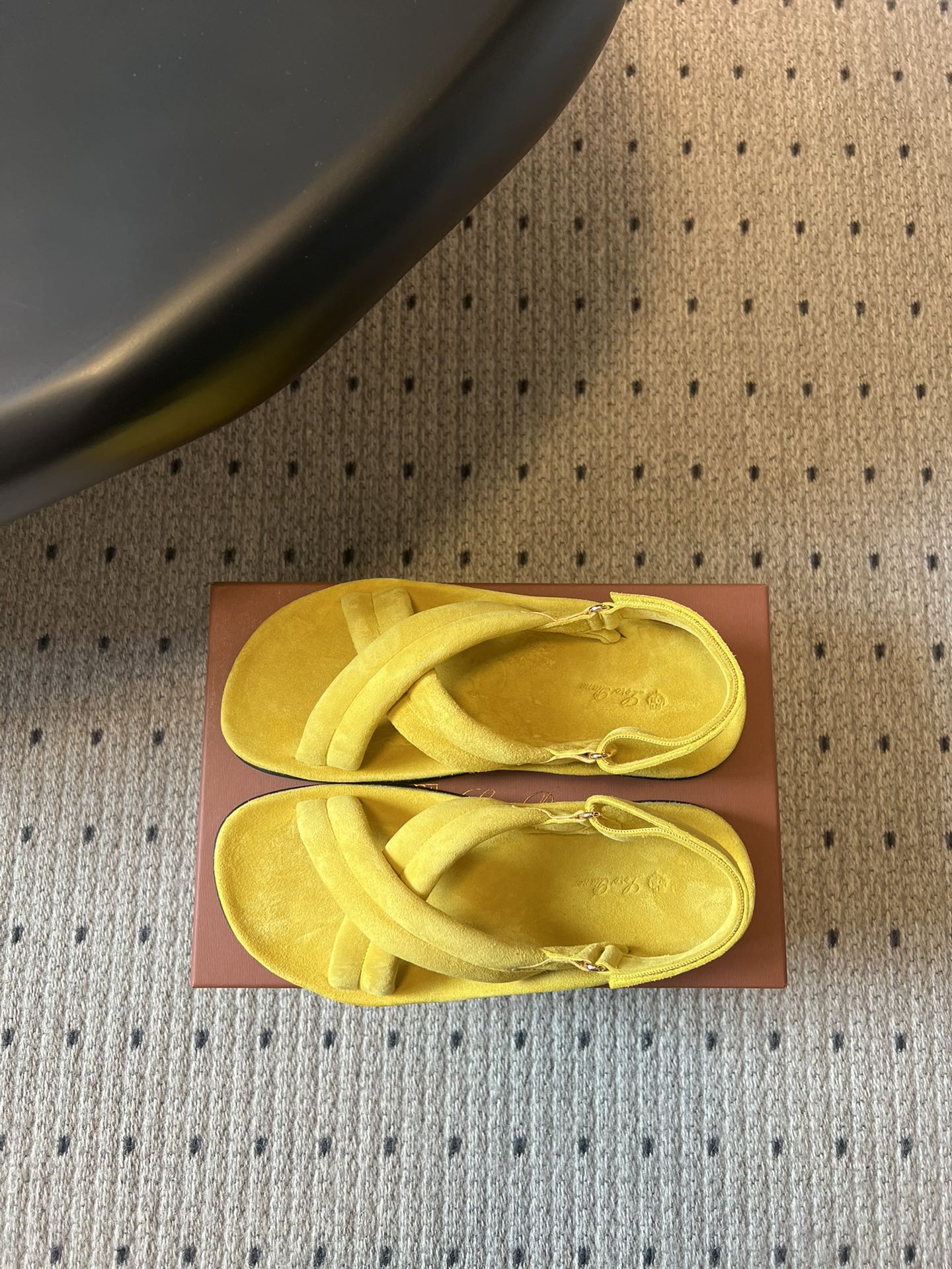 LP 26S CROSS-STRAP SANDALS IN YELLOW SUEDE