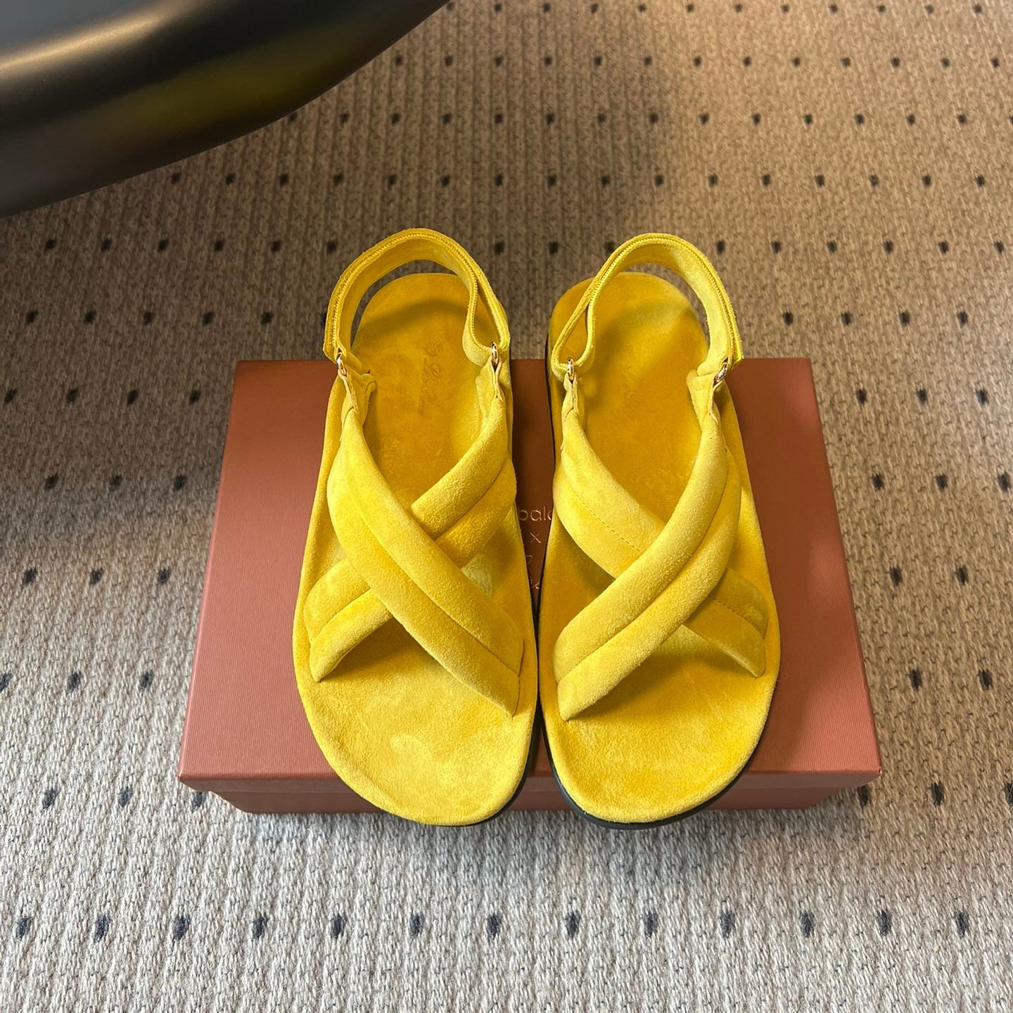 LP 26S CROSS-STRAP SANDALS IN YELLOW SUEDE