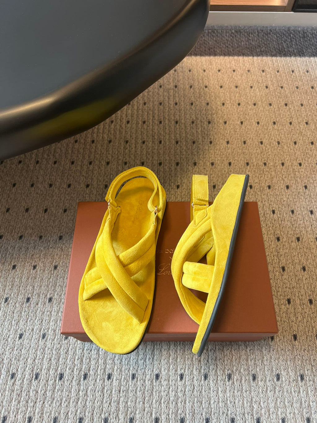 LP 26S CROSS-STRAP SANDALS IN YELLOW SUEDE