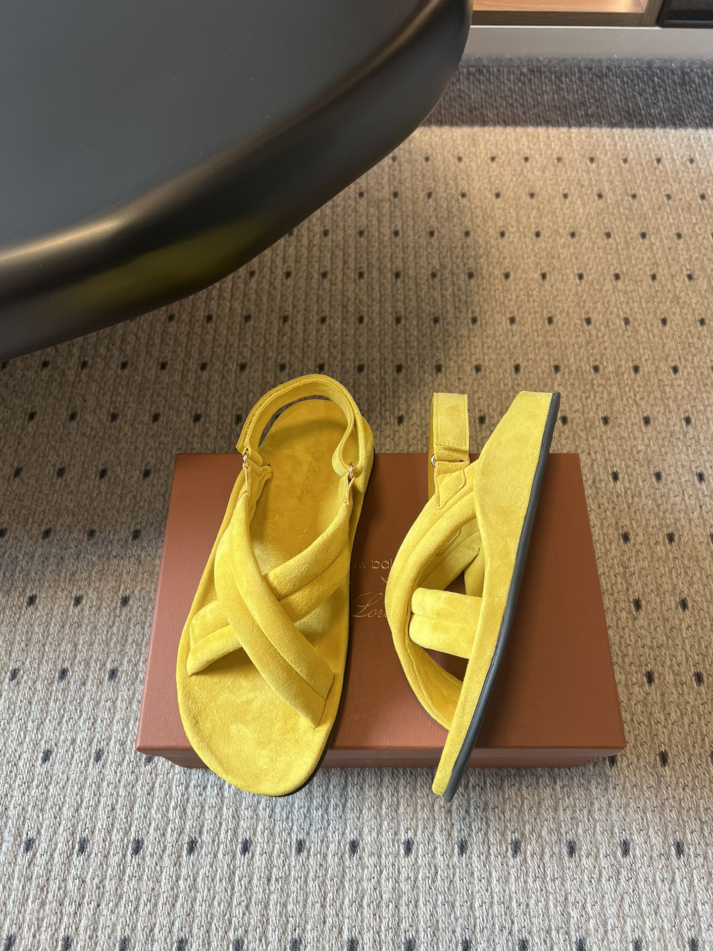 LP 26S CROSS-STRAP SANDALS IN YELLOW SUEDE