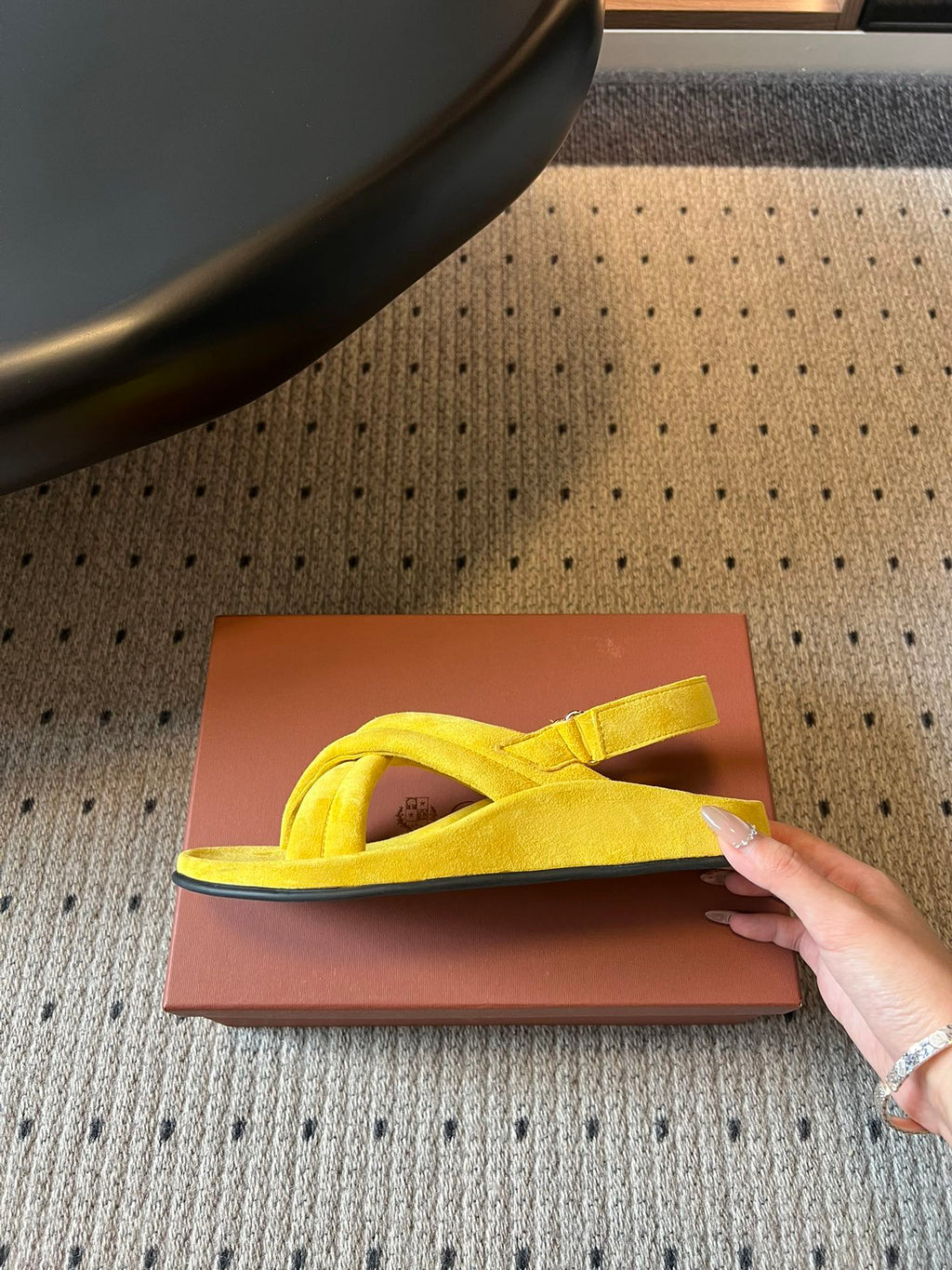 LP 26S CROSS-STRAP SANDALS IN YELLOW SUEDE