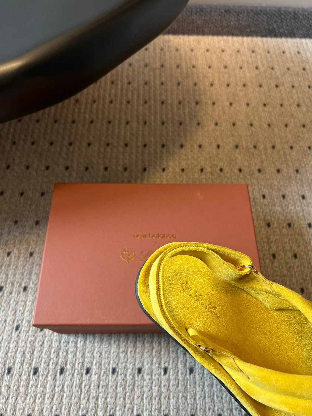 LP 26S CROSS-STRAP SANDALS IN YELLOW SUEDE