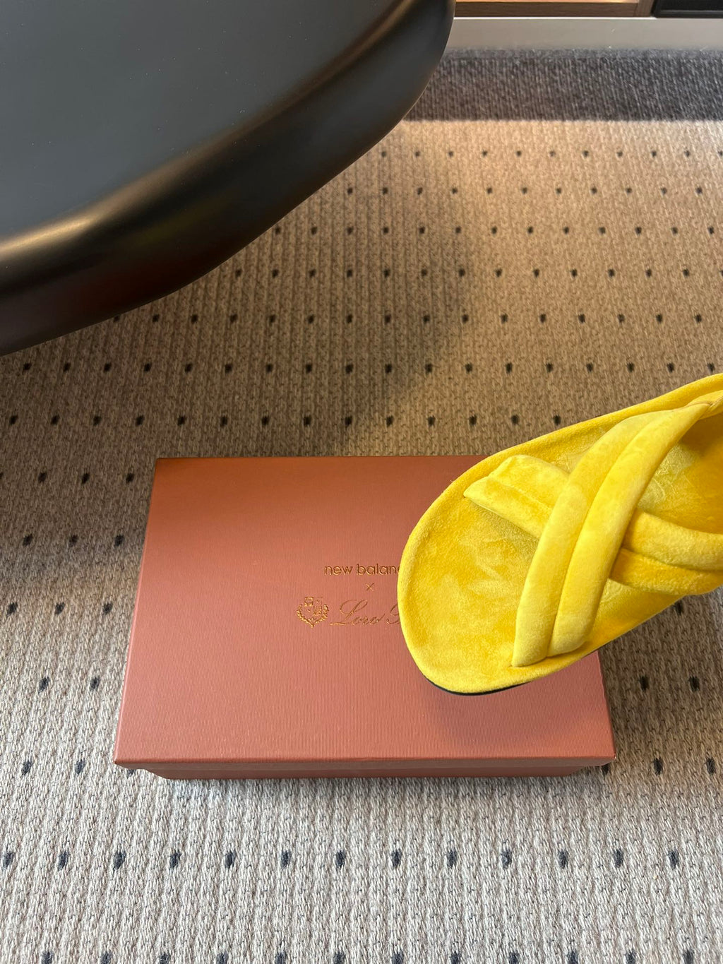 LP 26S CROSS-STRAP SANDALS IN YELLOW SUEDE