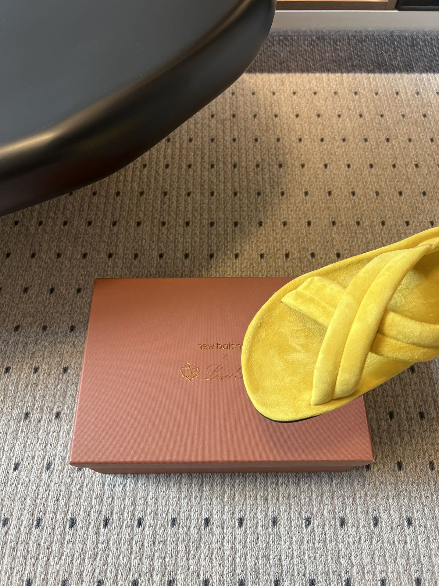 LP 26S CROSS-STRAP SANDALS IN YELLOW SUEDE