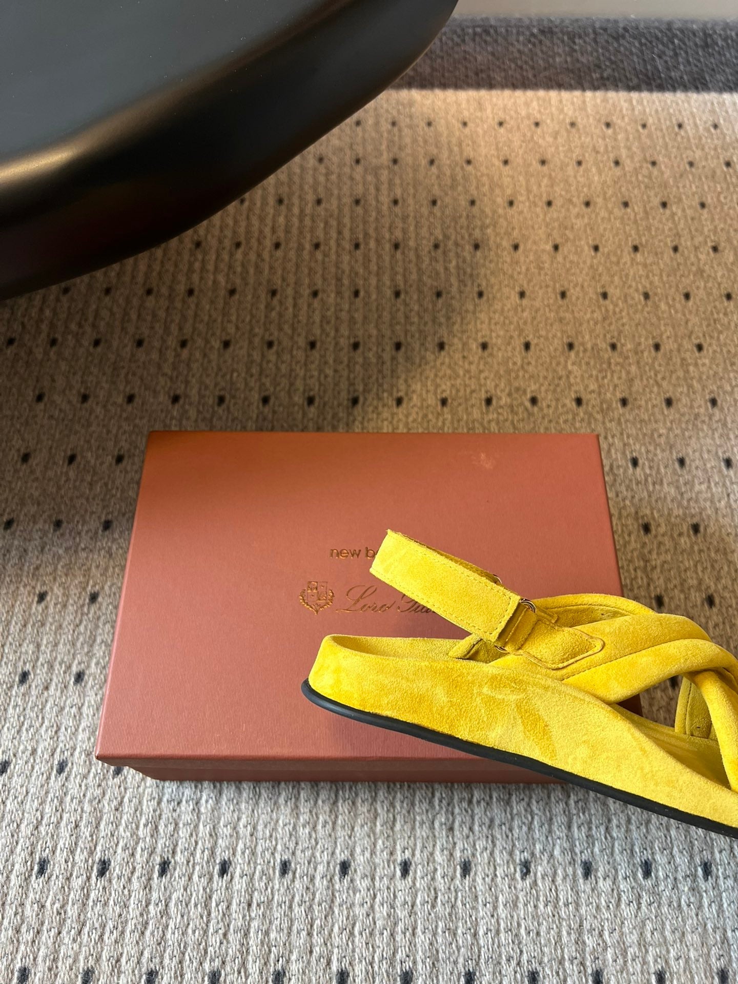 LP 26S CROSS-STRAP SANDALS IN YELLOW SUEDE