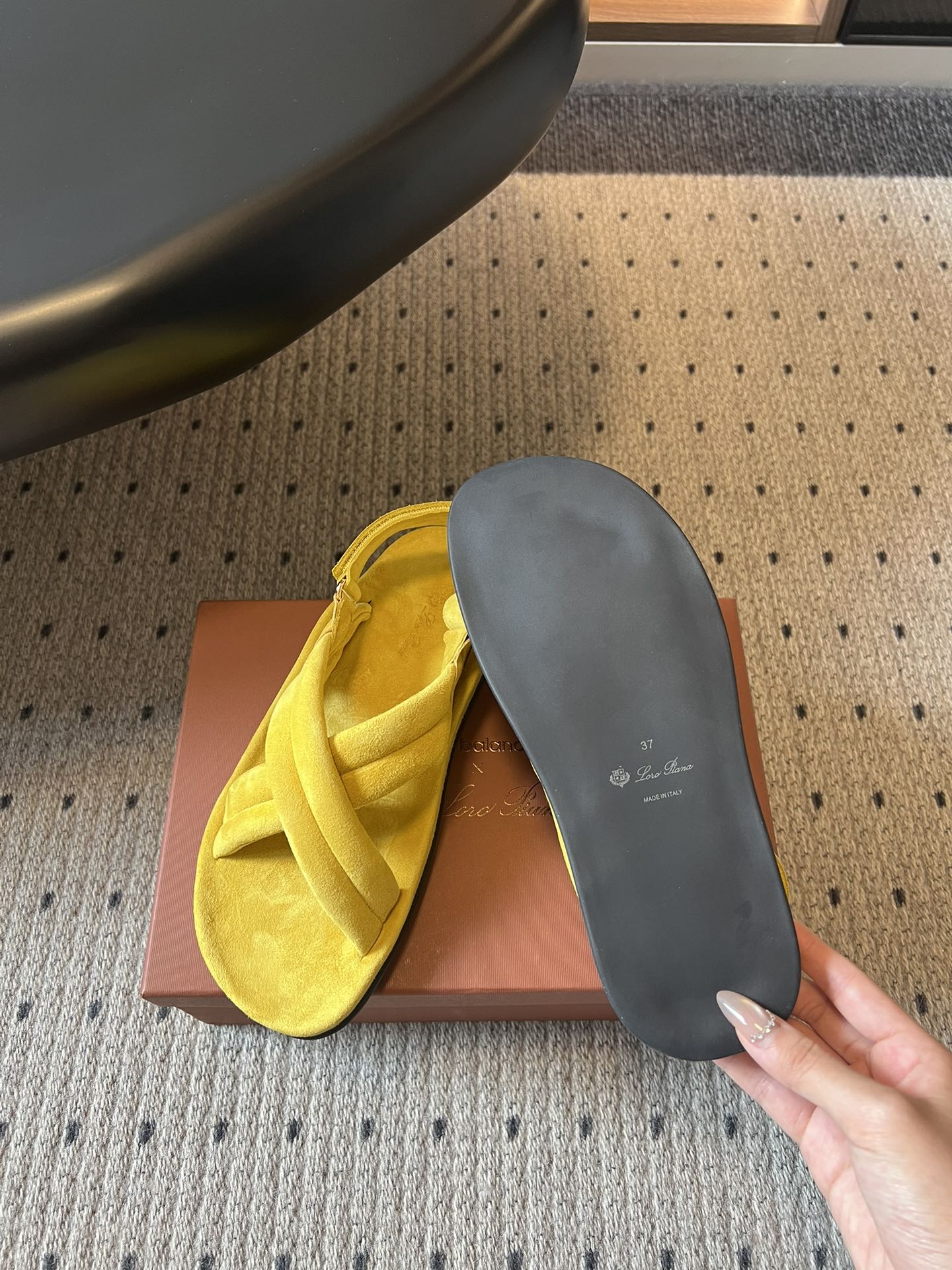 LP 26S CROSS-STRAP SANDALS IN YELLOW SUEDE