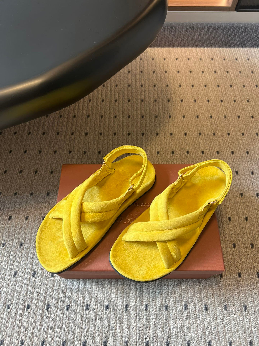 LP 26S CROSS-STRAP SANDALS IN YELLOW SUEDE